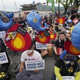 A Séoul, des manifestants protestent contre le feu vert donné à Tokyo par l'AIEA pour rejeter des eaux traitées de la centrale de Fukushima.